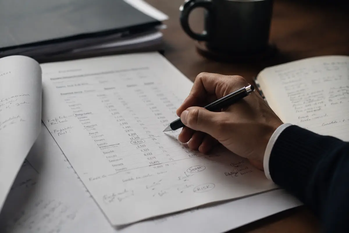 Consultor revisando auditoría SEO con anotaciones manuscritas